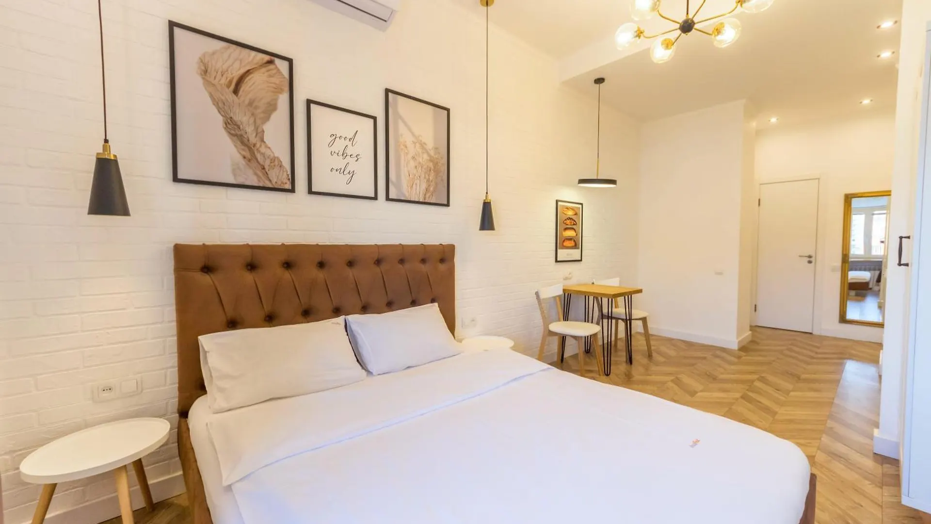 Дизайнерські Апартаменти У Центрі Біля Цуму Kyiv Apartment